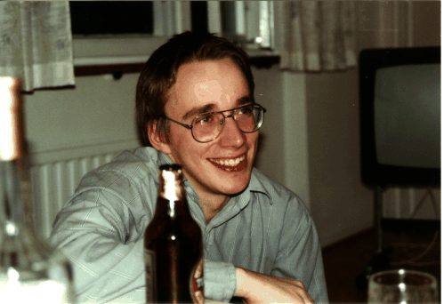 Menudo fiestón que hemos montado, con birra y todo. Con mis aires de Stephen Hawkins cae alguna fijo. Cuando vea mi pecho lobo y le cuente lo del SO se le caen las bragas